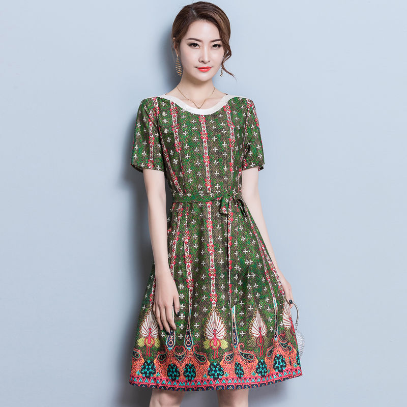 十件旗袍，比不上一件“大牌”A字裙，洋气衬肤白，谁穿谁先年轻