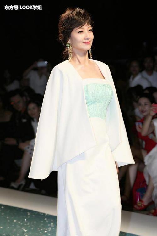 64岁赵雅芝风采不减当年，抹胸裙减龄40岁，网友：美翻了