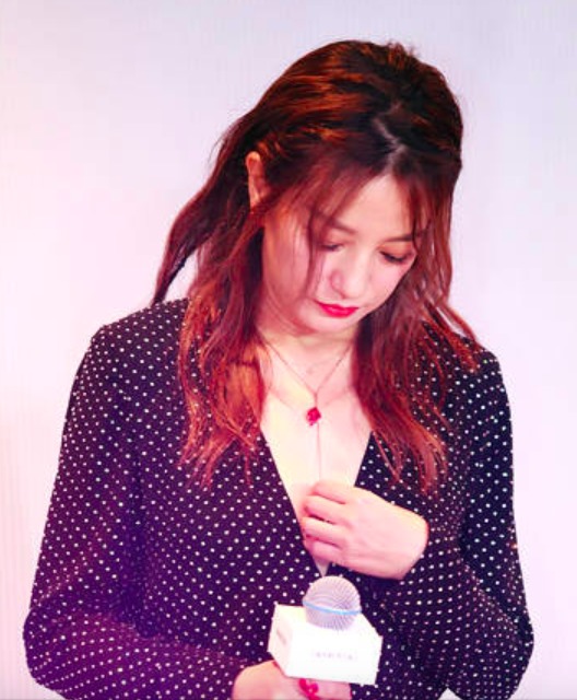 赵薇穿深V露排骨胸，看来真是瘦了不少！