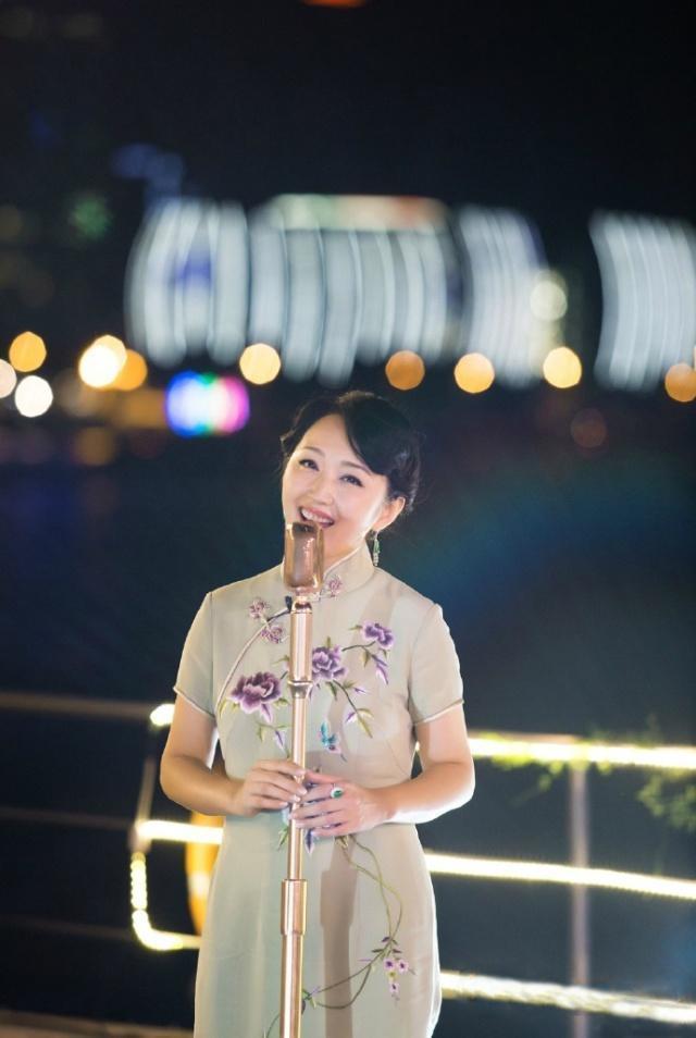 『 杨钰莹』穿旗袍美成画中人,完美诠释什么是东方美!,48岁杨钰莹依旧少女