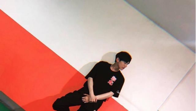 白敬亭这次终于不是和鞋子上热搜了，但是工作室很快辟谣，假的