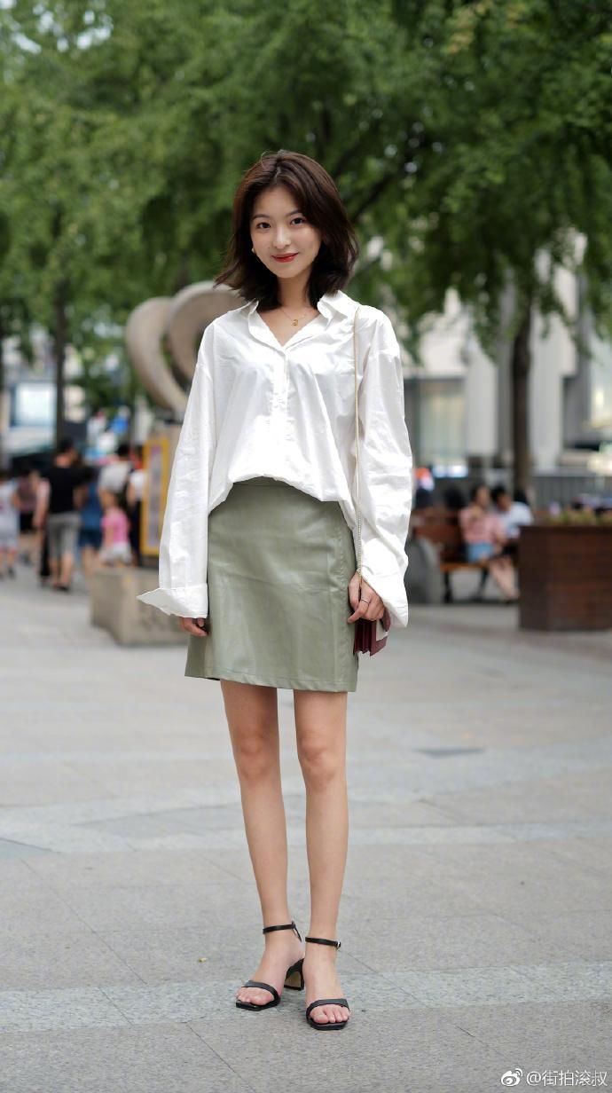 如果七夕节不知道怎么穿?那就穿白色上衣搭配长裤或者半身裙!