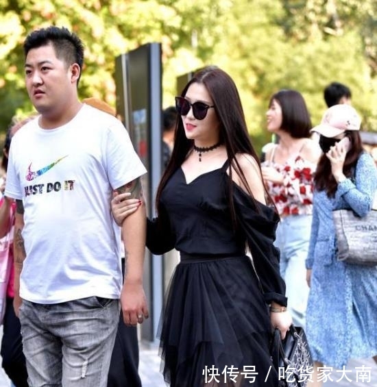  『位美女选择』街拍美女：时尚漂亮的紧身裙小姐姐，甜蜜动人，很有吸引力！