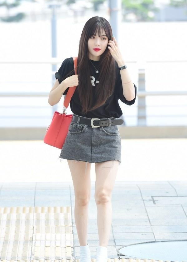 金泫雅厉害了!牛仔短裙+黑色t恤尽显大长腿，网友:腿长2米8