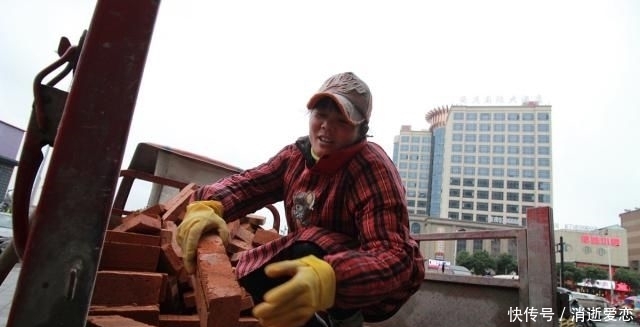  「房子」农民搬进城里，农村空房闲置多年，会不会被村集体收回