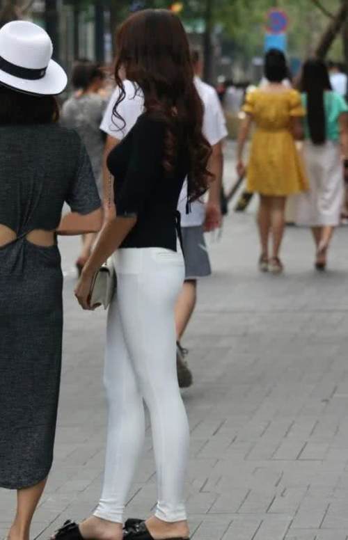 高颜值熟女黑白搭配时尚出街，塑身服装大秀事业线，前凸后翘的身