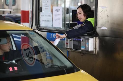  [人工车道]全国高速公路切换新系统首日：ETC收费车道通畅，人工