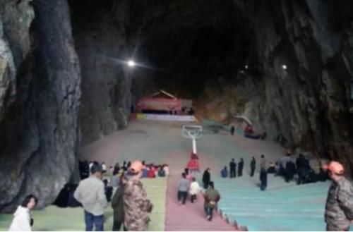  巨资：贵州大山里的村子，村民自筹巨资在山洞里建千平篮球场，