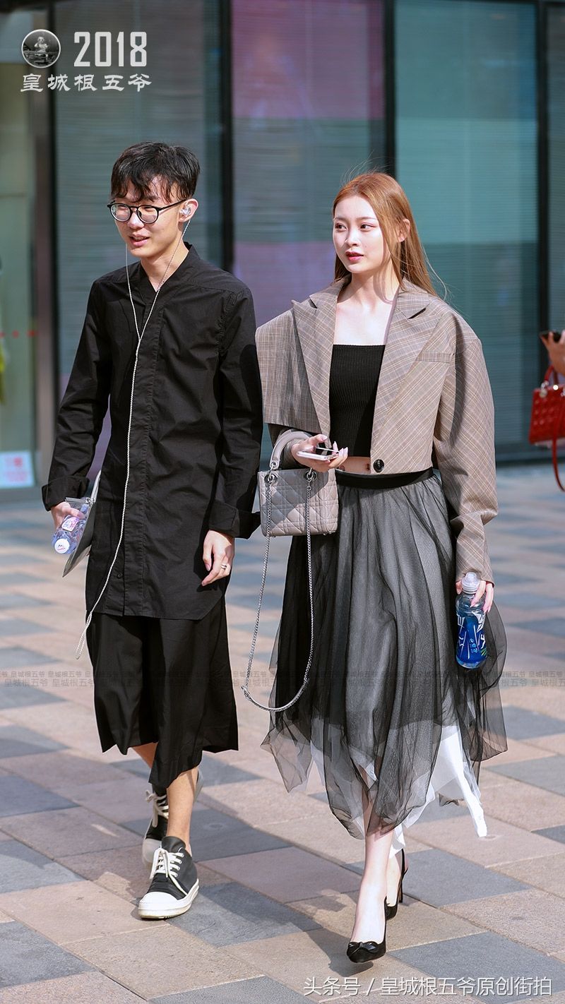 街拍:简单大方的穿搭适合每一个爱美的姑娘