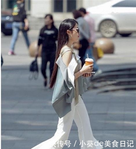 成熟■年轻美女街拍:随性穿搭的美女,成熟又知性!