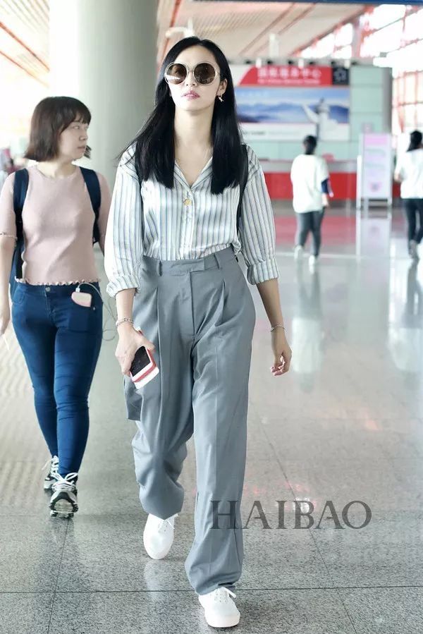 瘦回巅峰的赵薇年轻10岁!白百何这脸是怎么了?【海报街拍】