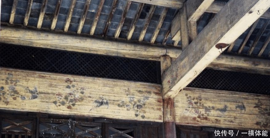 近些年，时不时有人到农村高价收购房梁，用来干啥看完才知猫腻