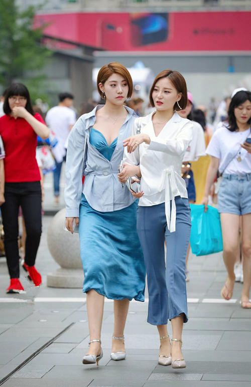 路人街拍，短发小姐姐穿着个性，又酷又有女人味，十分抢镜！