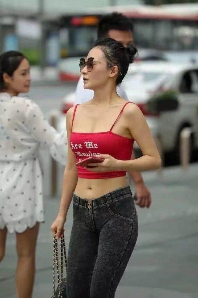 东莞街拍: 街头小姐姐们诱人美腿PK火爆身材, 你更喜欢哪一款呢?