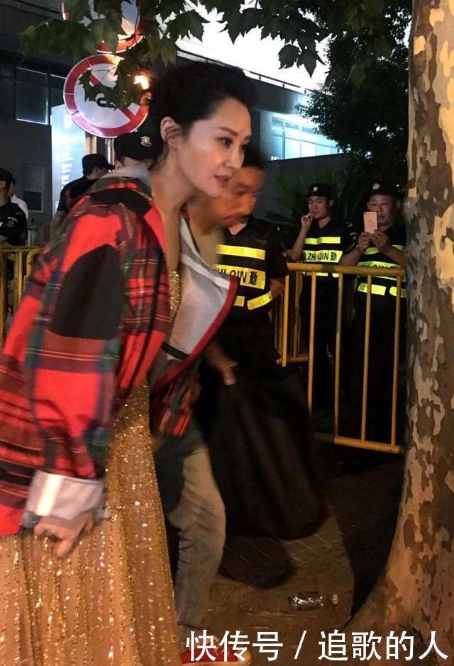 许晴虽然也美，气质也还不错，但站在周韵身旁就很一般了！