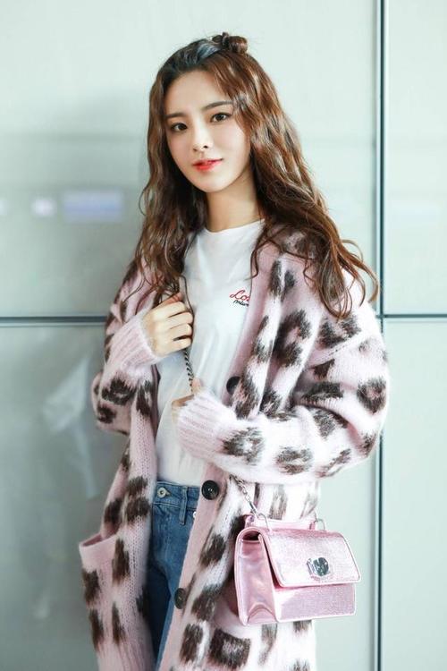 杨超越甜美启程时装周！