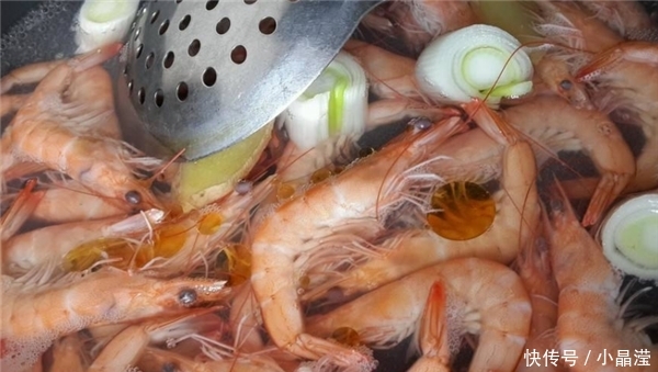 #味道#煮虾时,只加生姜和盐可不行,多加“2味”,虾肉不腥不柴味道鲜