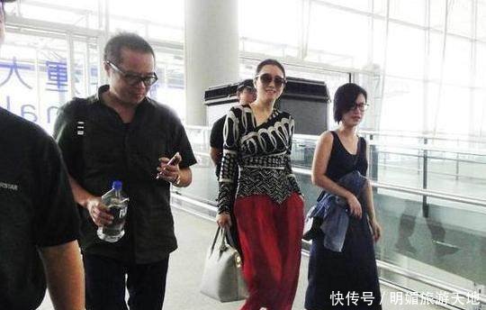 巩俐不愧是巩皇，红色阔腿裤霸气十足，这气场真不是章子怡能比的