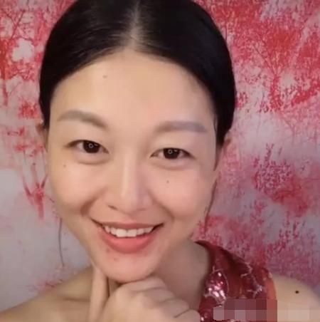 原来好看的脸都是画出来的，泰国人妖也不例外！全是假的！