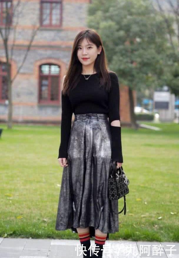  带配■小姐姐一件黑色吊衫带配上黄色裙子，美感十足
