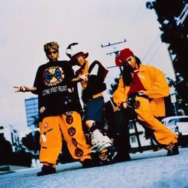 嘻哈时尚就是“通过你穿什么来证明你是谁”的时尚？