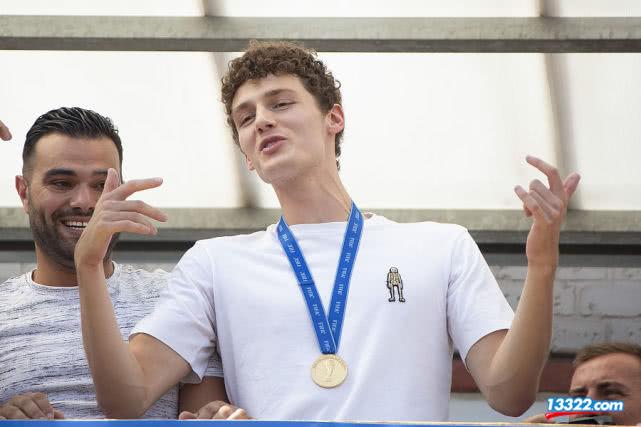 世界杯冠军后卫辟谣签约拜仁:都是媒体造谣 不可能的事