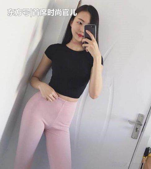 身材婀娜的打底裤美女，突显小蛮腰，轻松穿出女神范！