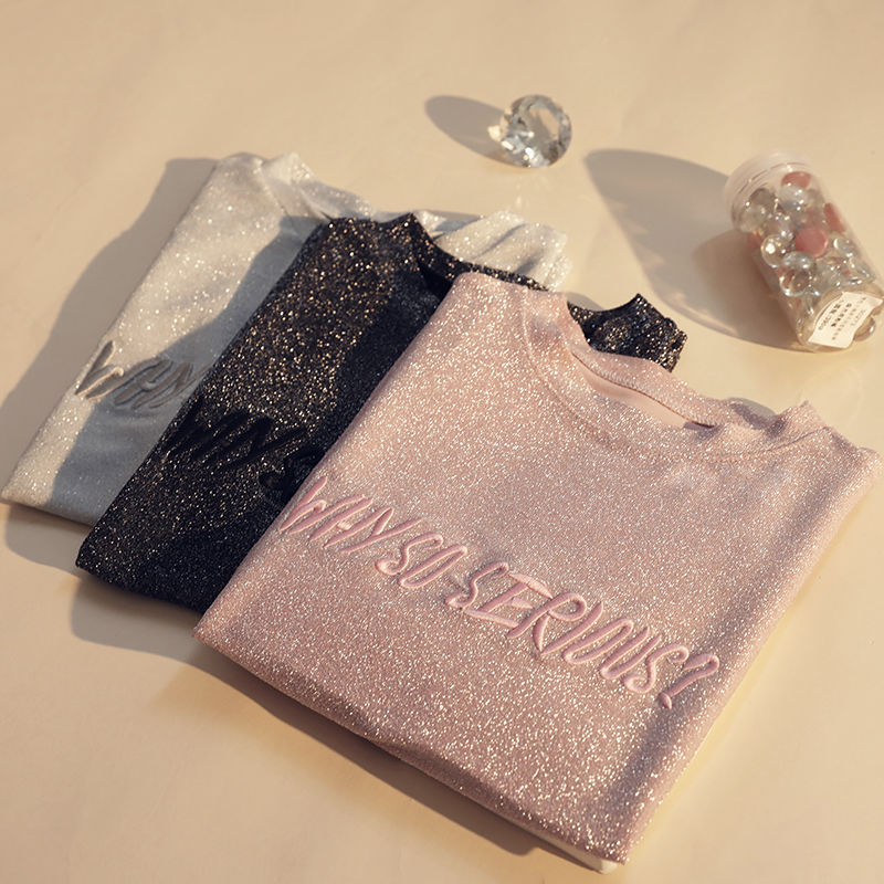 女人好身材别藏着，紧身T恤搭热裤，杨柳细腰也不过如此