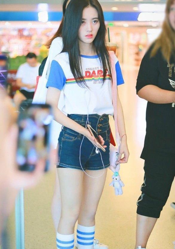 159cm的鞠婧祎身材绝了，巴掌大的裙子塞不满，分你点肉吧！