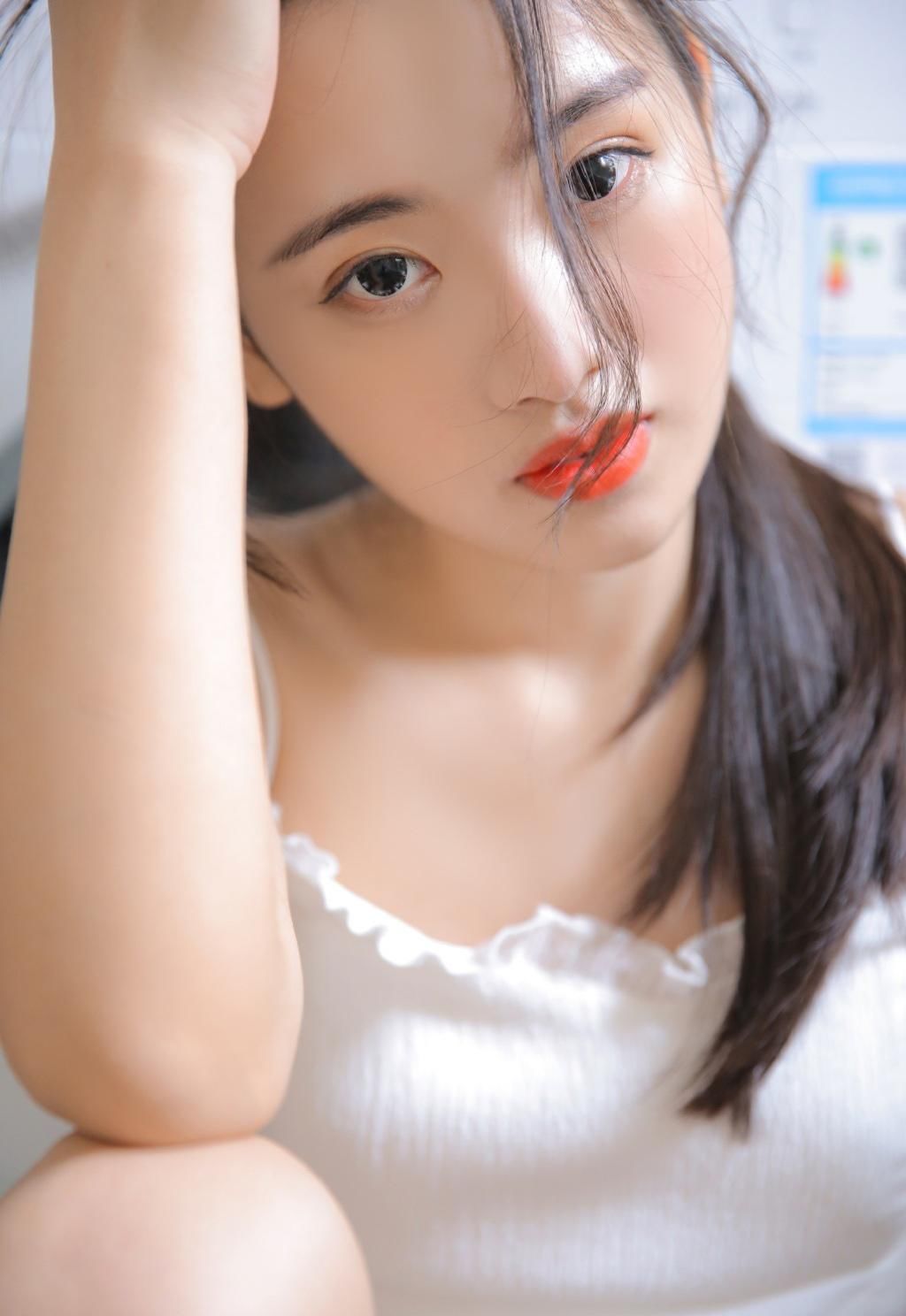 惹火美女前凸后翘性感吊带美女图片