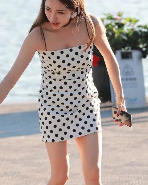 气质小姐姐穿紧身包臀裙，身材玲珑有致，脸上的笑容真甜美