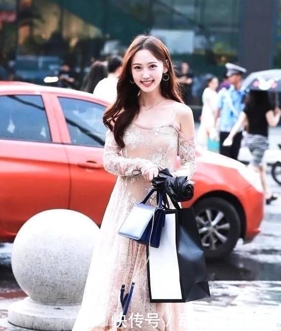 『美女』街拍:面容白皙的美女一条短裤,穿出了蝴蝶翩翩起舞的感觉
