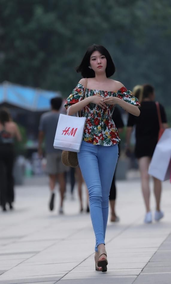 美女小姐姐纯洁俏丽肌肤白皙，长腿是真的美!