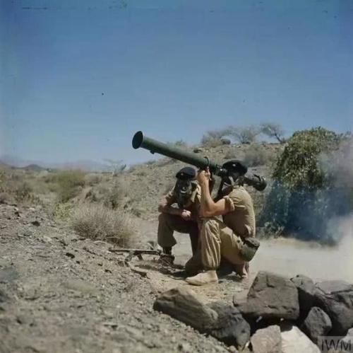  【部队】1964年的英军，精锐部队换上最新自动步枪，附属部队还在拉大栓