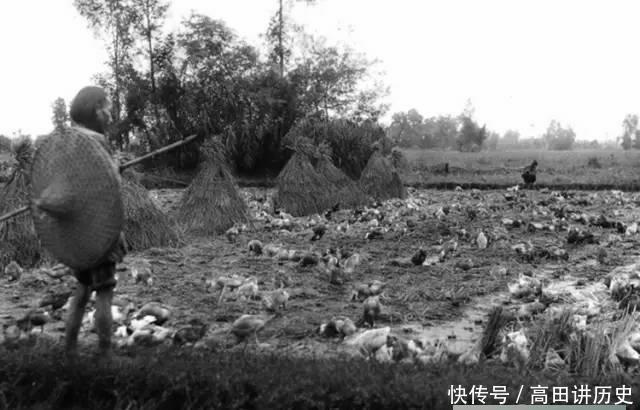 百年前真实农村人生活老照片, 比电视上演的贫苦多了, 令人心酸!
