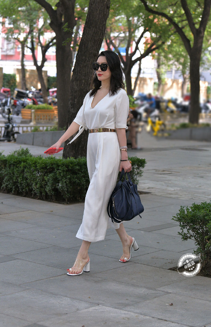 街拍成都:六款青春减龄的时尚穿搭，展示出清纯校园的美!