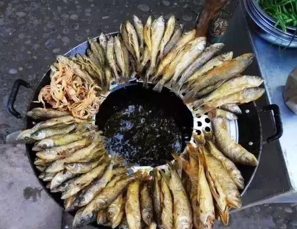 这个湖与邛海、泸沽湖齐名，是四川第三大天然高原湖泊