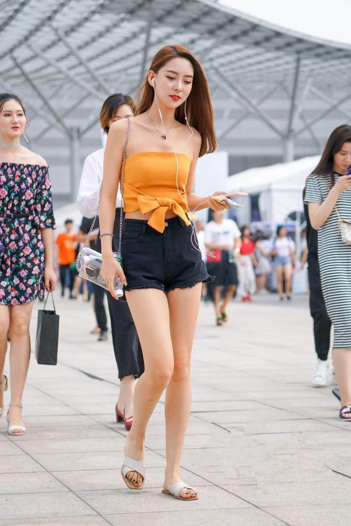 路人街拍，高颜值小姐姐抹胸秀身材，皮肤白皙，气质优雅迷人