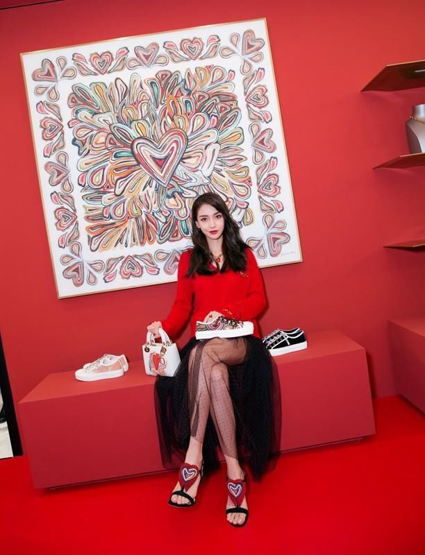 杨颖不过换个唇膏色号，就白到像涂了石灰粉，黄晓明该不高兴了吧