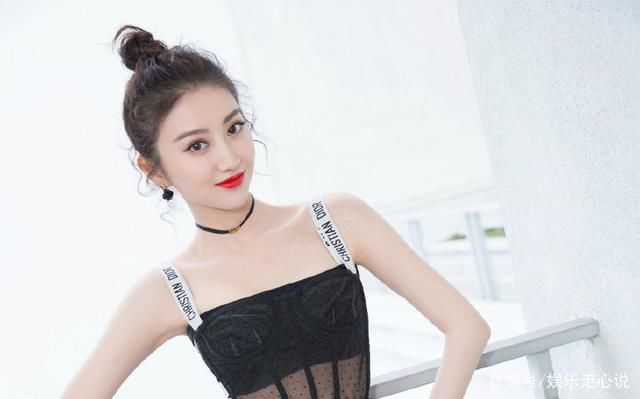 景甜真大胆，安全裤长过短裙，网友：这时尚我不懂