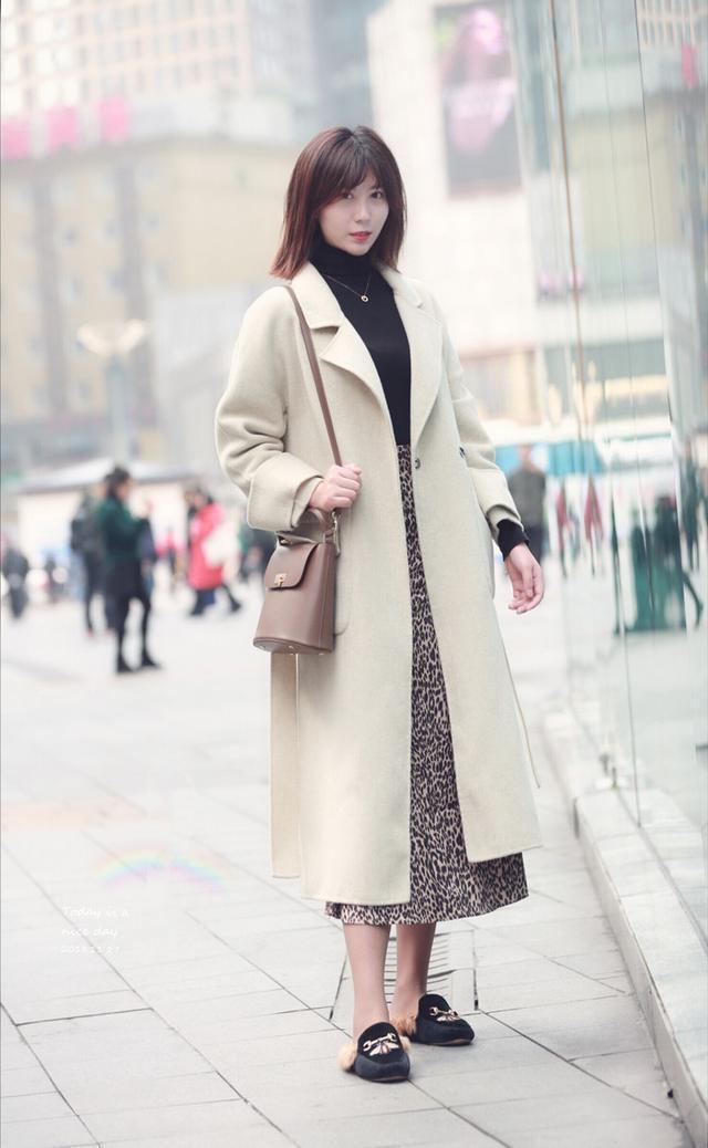 难忘:街拍:长发披肩的小美女,身穿黑色上衣搭配半身裙,完美身材让人过眼难忘
