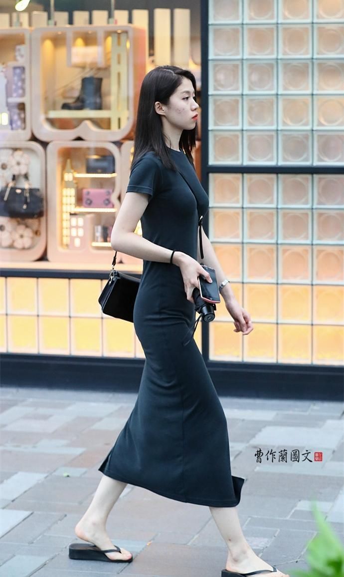 街拍:穿真丝连衣裙的美女，有一种不可名状的优雅