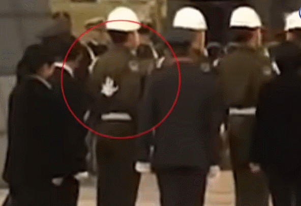  「宪训中心」当着蔡英文的面，台士兵“向后转”乱成一团