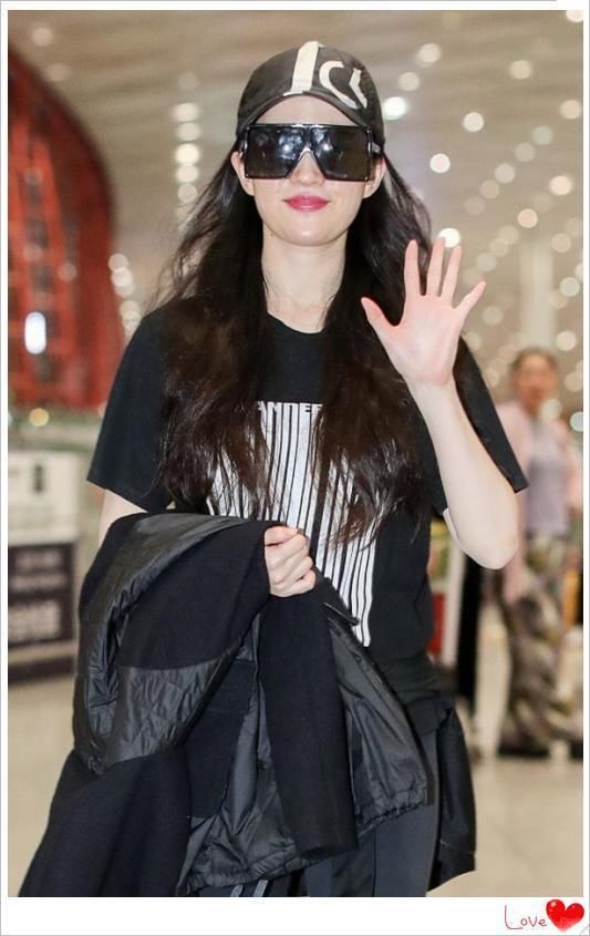 没奚梦瑶的腿就别打底裤外穿了，像刘亦菲一样勒出肌肉腿就尴尬了