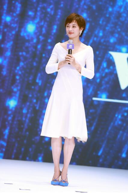 孙俪白色及膝裙有仙气，看到小腿后我沉默，网友：怪不得超哥都怕