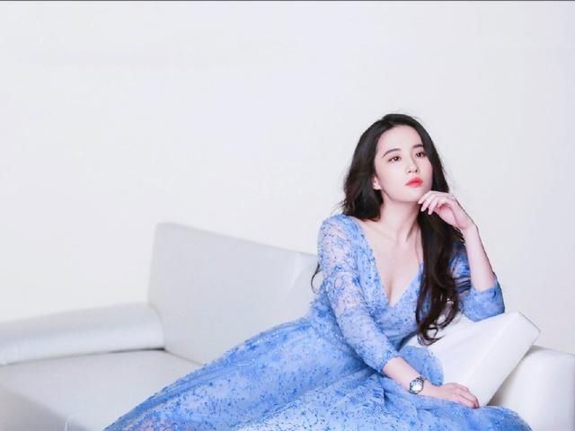 30岁刘亦菲，穿深V刺绣薄纱裙惊艳众人