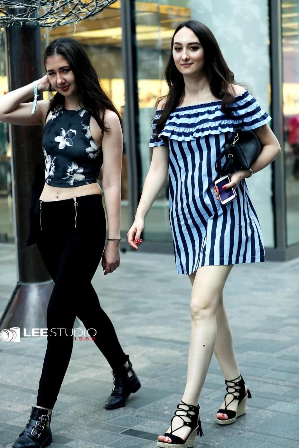 三里屯偶遇两位美女，看看她们逛街都穿的啥