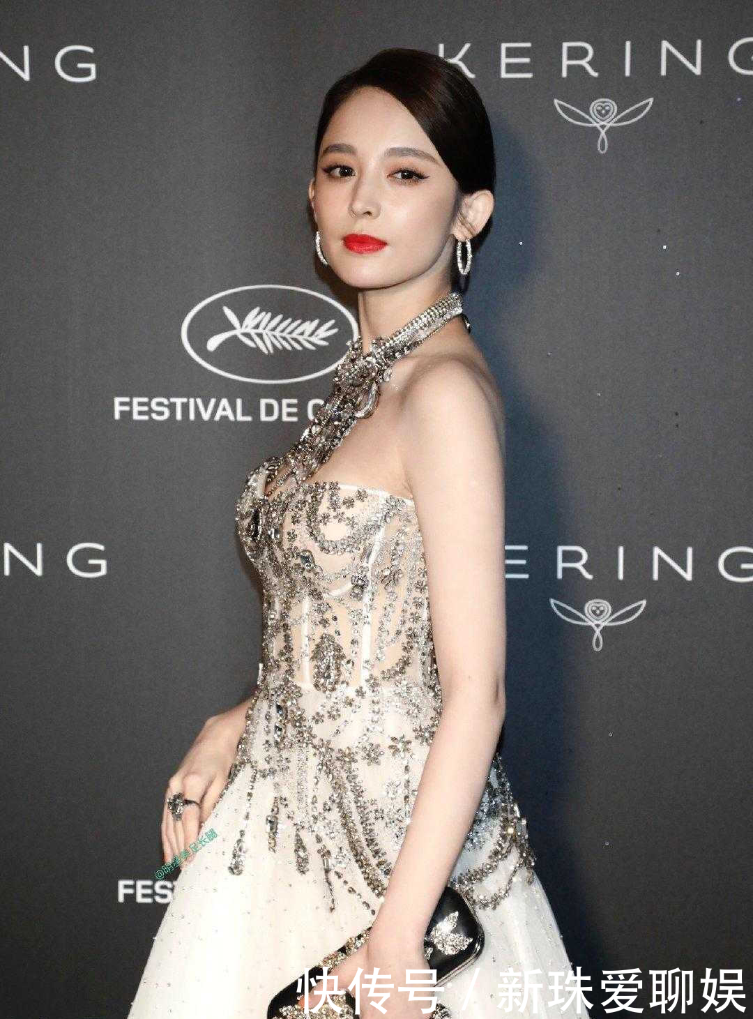 【拥有】娜扎拥有天使容颜,魔鬼身材,一袭亮钻连衣裙高级性感,贵气十足