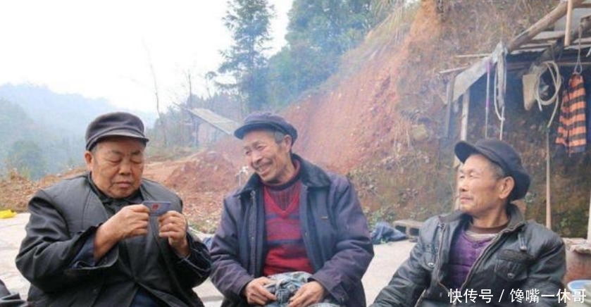  #老人#农村老人是否该有退休金？专家说了4点原因，老农：这次支