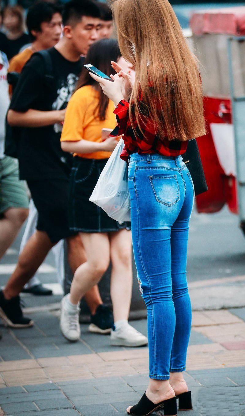 街拍:长细腿苗条身材红裙和破洞牛仔裤眼镜美眉，你更喜欢哪个?